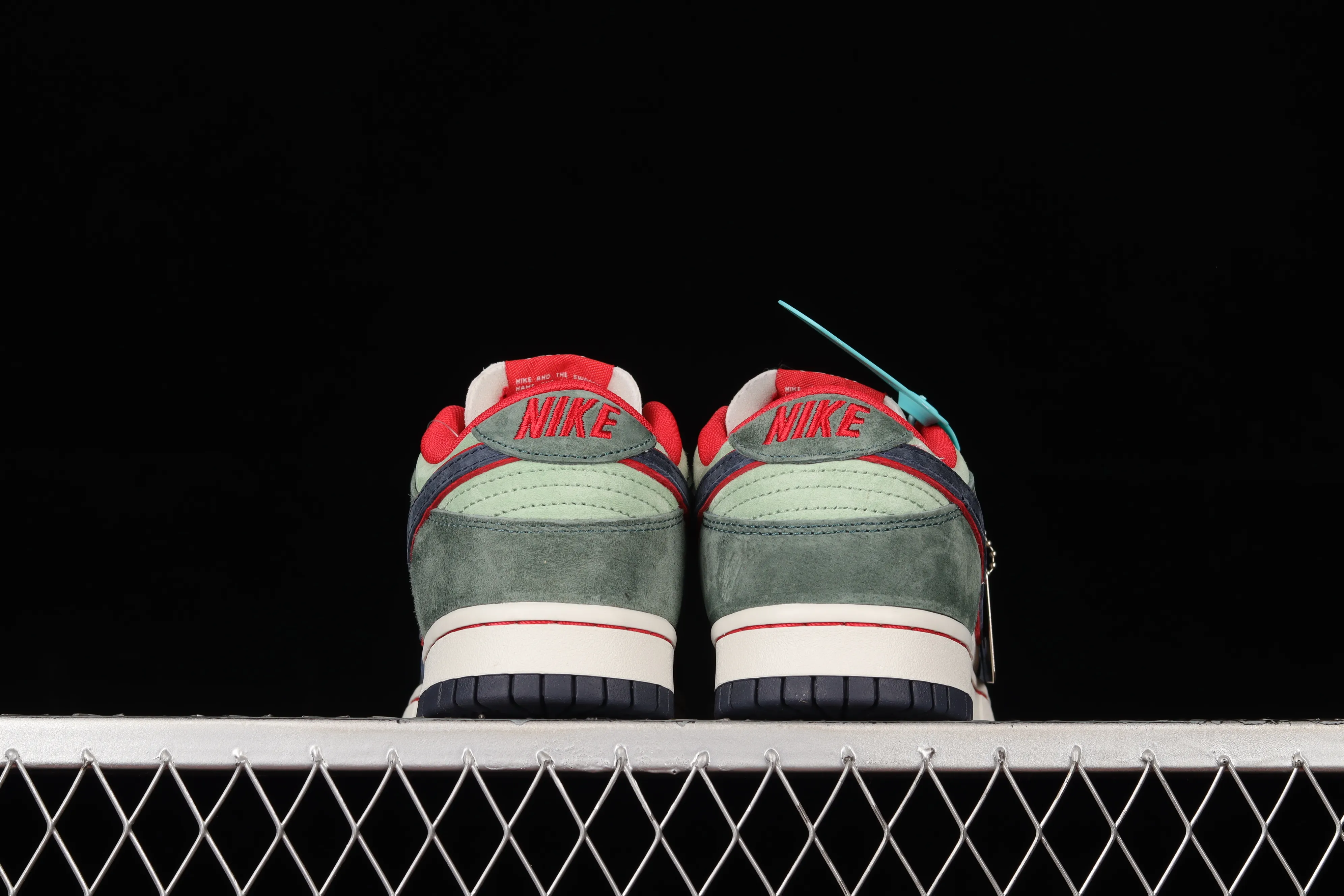 All Categories Nk SB Dunk Series Nk SB Dunk Low Low-top sneakers F version Otomo Katsuhiro x Nk SB Dunk Low "Steamboy OST" Otomo Katsuhiro co-branded SB low-top sports and leisure sneakers LF0039-004